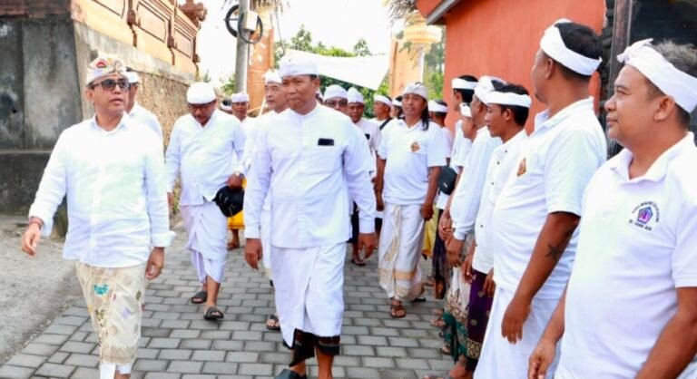 Wali Kota Denpasar I Gusti Ngurah Jaya Negara menghadiri rangkaian Karya Ngenteg Linggih Padudusan, Mupuk Pedagingan, Tawur Wrespati Kalpa Agung, lan Panilapatian Pegat Soot di Pura Gunung Sari, Banjar Jurang Asri, Desa Adat Peraupan, Rabu 29 Juli 2026.