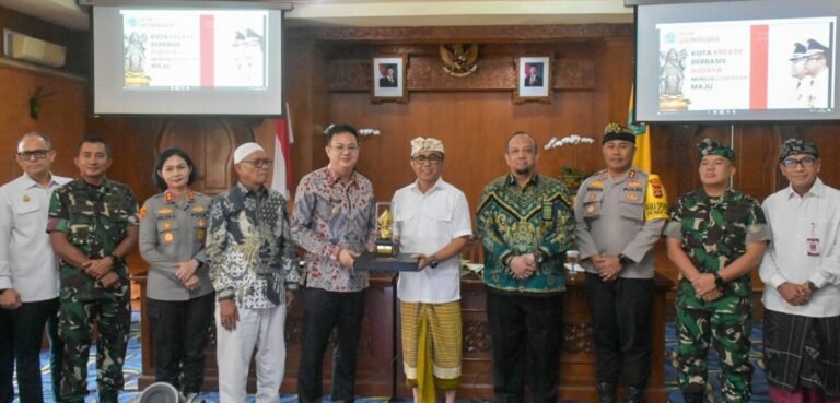 Walikota Denpasar, I Gusti Ngurah Jaya Negara bersama Forum Koordinasi Pimpinan Daerah (Forkopimda) Kota Denpasar saat menerima kunjungan kerja Bupati Bangka Barat, Markus didampingi Wakil Bupati Bangka Barat, H. Yus Derahman beserta jajaran Forkopimda Kabupaten Bangka Barat, Provinsi Kepulauan Bangka Belitung di Kantor Walikota Denpasar, Kamis (30/7/2026).
