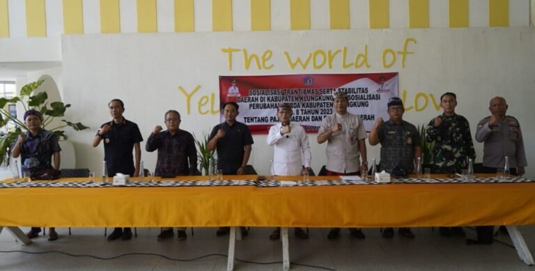 Bupati Klungkung, I Made Satria, saat menjadi narasumber dalam Sosialisasi Pelaksanaan Pembinaan dan Pengawasan Ketenteraman dan Ketertiban Masyarakat serta Stabilitas Daerah yang dirangkaikan dengan Sosialisasi Perubahan Peraturan Daerah Kabupaten Klungkung Nomor 8 Tahun 2023 tentang Pajak dan Retribusi Daerah di Caspla Beach Restaurant, Nusa Penida, Kamis 30 Juli 2026.