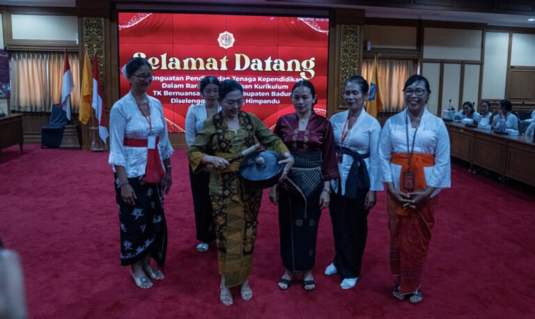 Bunda PAUD Kabupaten Badung, Nyonya Rasniathi Adi Arnawa membuka Workshop Peningkatan SDM Guru dan Tenaga Kependidikan PAUD di Ruang Rapat Madya Gosana, Kantor DPRD Kabupaten Badung, Minggu (5/7).
