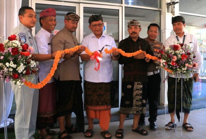 Warga di wilayah Buleleng Barat kini memiliki akses yang lebih dekat untuk mengurus pembayaran pajak kendaraan. Bupati Buleleng I Nyoman Sutjidra meresmikan Samsat Gerai di Kantor Camat Gerokgak, Rabu 20 Agustus 2026.