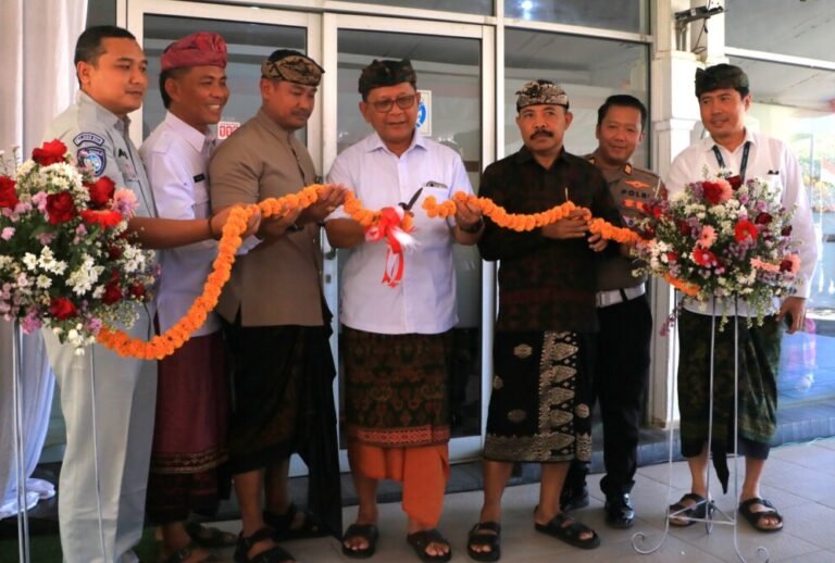 Warga di wilayah Buleleng Barat kini memiliki akses yang lebih dekat untuk mengurus pembayaran pajak kendaraan. Bupati Buleleng I Nyoman Sutjidra meresmikan Samsat Gerai di Kantor Camat Gerokgak, Rabu 20 Agustus 2026.