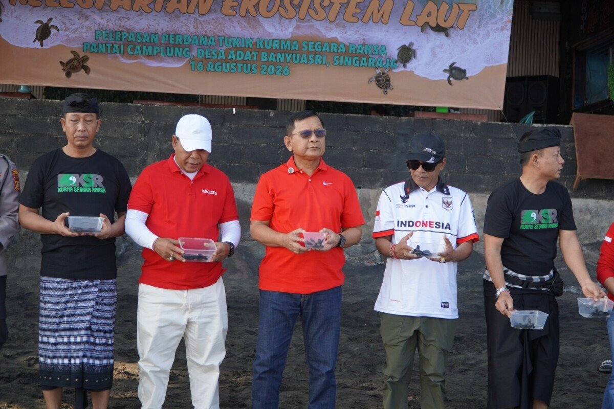 Bupati Buleleng I Nyoman Sutjidra melepas 100 tukik di Pantai Camplung dan mendorong kolaborasi masyarakat, desa adat, serta pemerintah dalam menjaga kelestarian penyu dan habitat pesisir.