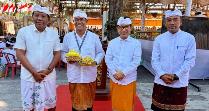 Bupati Badung I Wayan Adi Arnawa saat menghadiri Puncak Karya Atma Wedana/Nyekah Massal Desa Adat Tuban yang berlangsung di Lapangan Basket Desa Adat Tuban, Kelurahan Tuban, Kecamatan Kuta, Rabu 5 Agustus 2026.