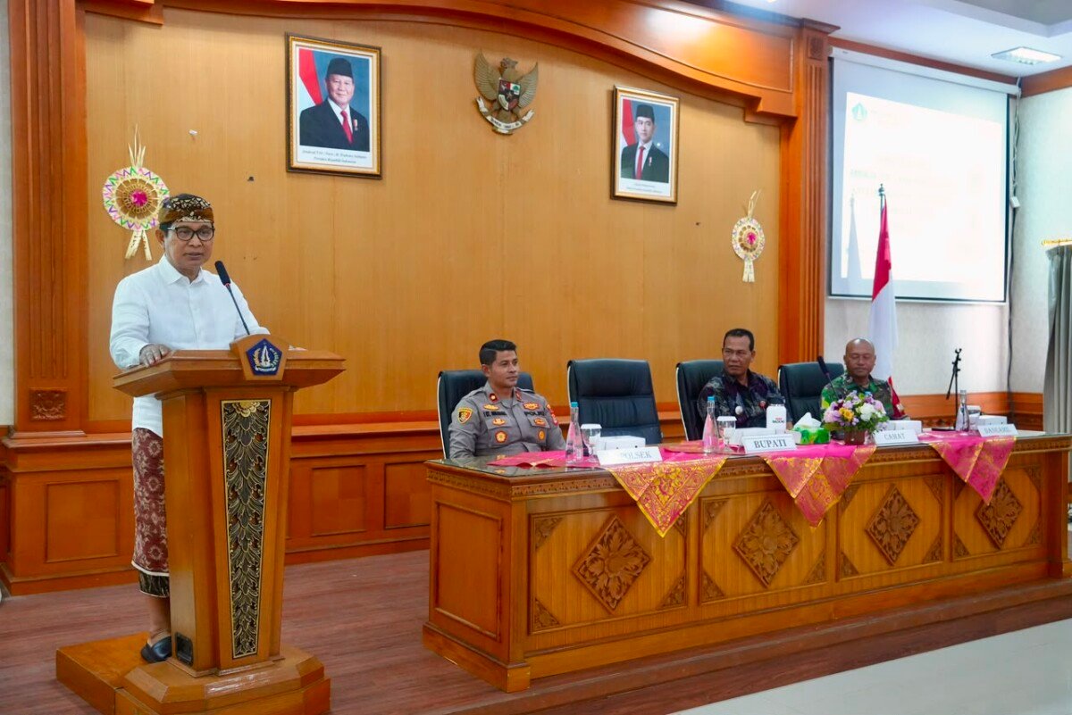 Bupati Wayan Adi Arnawa saat membuka Bimtek Peningkatan Kapasitas bagi Kaling dan Kelian Banjar Dinas se-Kecamatan Kuta Utara di Ruang Rapat Kantor Camat Kuta Utara, Selasa (18/8).