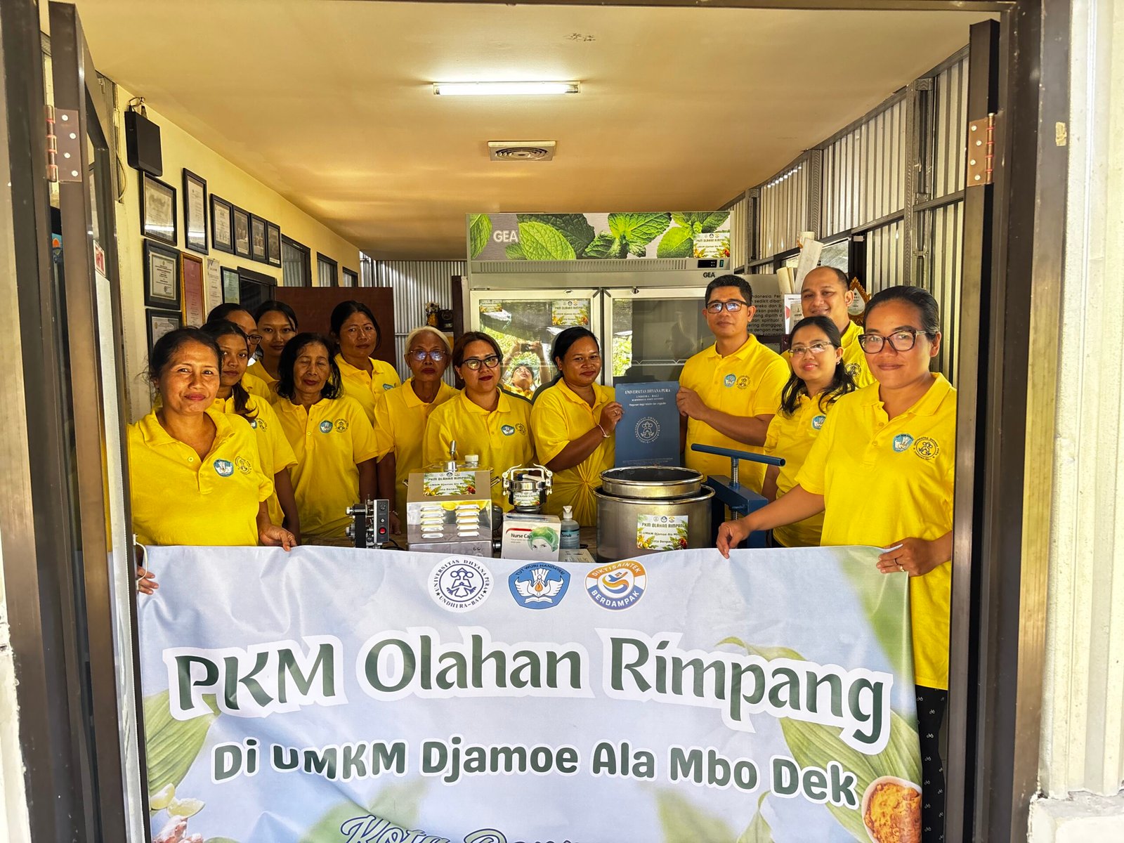 Universitas Dhyana Pura mendampingi UMKM Djamoe Ala Mbo Dek melalui teknologi tepat guna untuk meningkatkan efisiensi produksi, kualitas, dan daya saing jamu tradisional.