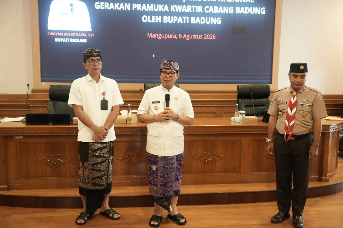 Bupati Wayan Adi Arnawa saat melepas peserta Jambore Nasional Pramuka Kwarcab Badung di Rumah Jabatan, Puspem Badung, Kamis (6/8).