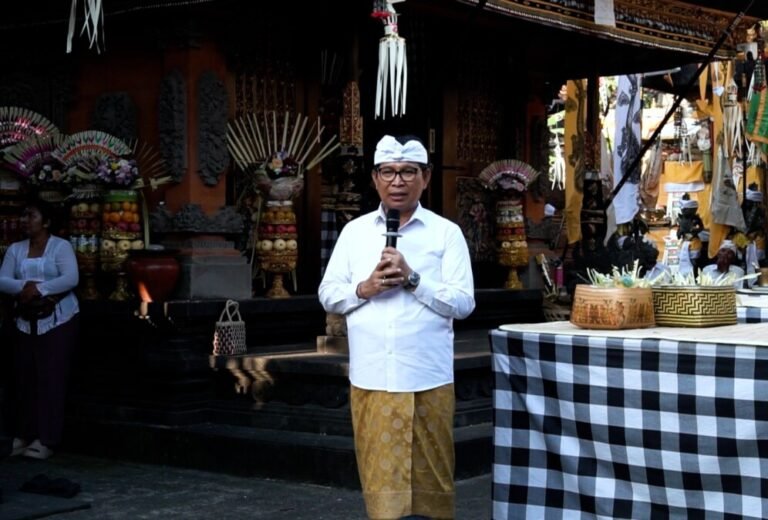 Bupati Badung I Wayan Adi Arnawa saat menghadiri pujawali piodalan majelihan di Pura Dalem Sari, Banjar Titih, Desa Adat Kapal, Kecamatan Mengwi, Rabu 12 Agustus 2026.