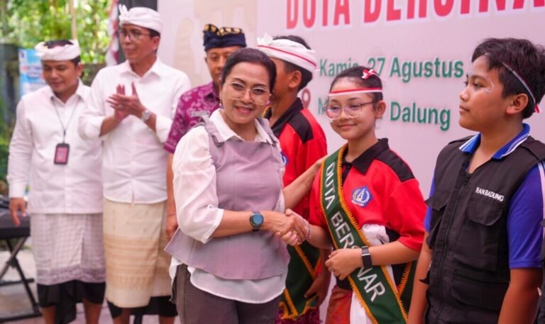 Melalui kegiatan bertajuk “Merdeka Tanpa Narkoba”, Badan Narkotika Nasional Kabupaten (BNNK) Badung bersama Komunitas Nak Muda Berkarya menggabungkan edukasi dengan pagelaran seni sekaligus mengukuhkan Duta Bersinar (Bersih Narkoba) Kecamatan Kuta Utara.