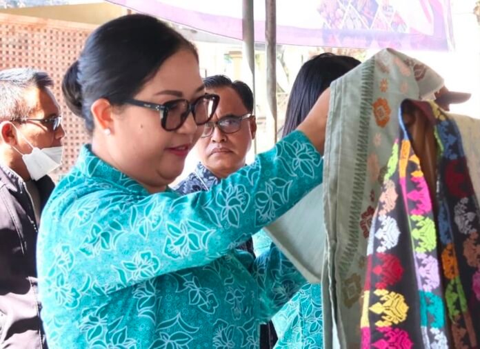 Ketua TP PKK Kabupaten Tabanan, Rai Wahyuni Sanjaya, menghadiri penyelenggaraan Pasar Rakyat TP PKK Provinsi Bali Tahun 2026 bertajuk “Berbelanja dan Berbagi” yang digelar di Gedung Kesenian Dr. Ir. Soekarno, Kelurahan Pendem, Kabupaten Jembrana, Jumat 7 Agustus 2026.
