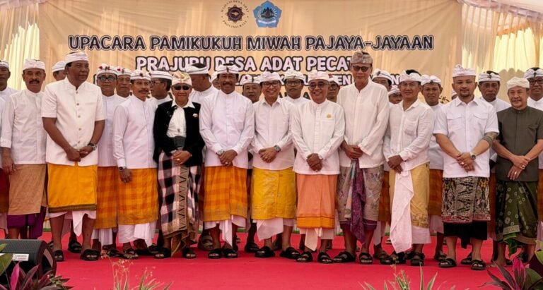 Bupati Badung I Wayan Adi Arnawa saat menghadiri Upacara Pamikukuh miwah Pajaya-jayaan Prajuru Desa Adat Pecatu untuk masa ayahan Isaka Warsa 1948-1953 atau 2026-2031, Kamis 27 Agustus 2026.