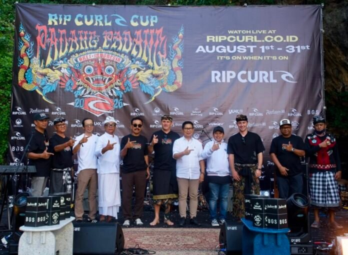 Bupati Wayan Adi Arnawa membuka kompetisi selancar internasional Rip Curl Cup Padang Padang Ke-23 di Pantai Padang Padang (Labuan Sait), Desa Pecatu, Kuta Selatan, Sabtu (1/8).