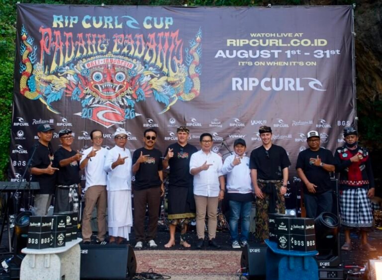 Bupati Wayan Adi Arnawa membuka kompetisi selancar internasional Rip Curl Cup Padang Padang Ke-23 di Pantai Padang Padang (Labuan Sait), Desa Pecatu, Kuta Selatan, Sabtu (1/8).