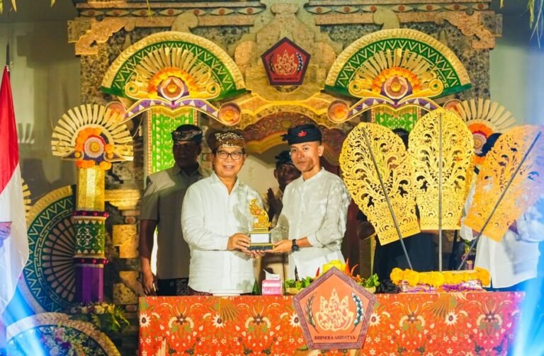 Sekaa Teruna Teruni (STT) Bhineka Abisatya Banjar Tuka, Desa Dalung, Kecamatan Kuta Utara, Kabupaten Badung, memperingati hari ulang tahun (HUT) ke-3 di tengah suasana perayaan HUT ke-81 Kemerdekaan Republik Indonesia.