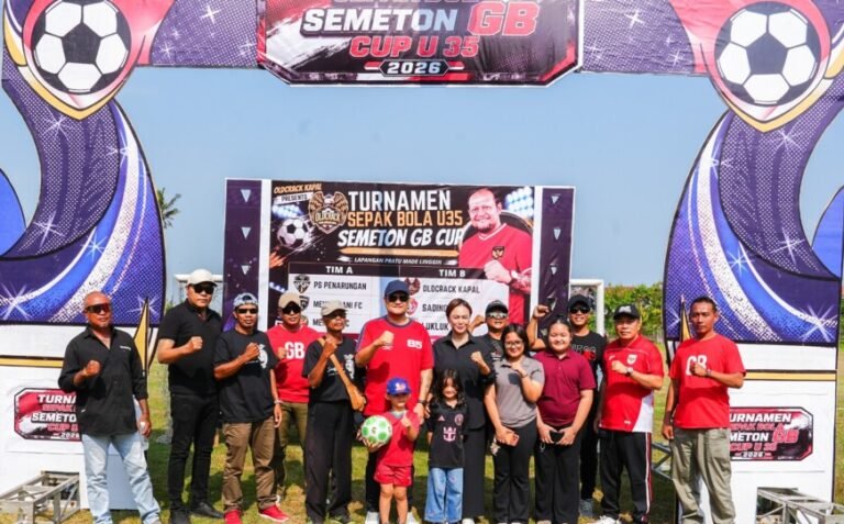 Semangat para pemain sepak bola senior kembali terlihat dalam Turnamen Semeton GB Cup U-35 Tahun 2026 yang berlangsung di Lapangan Pratu Made Linggih, Kelurahan Kapal, Kecamatan Mengwi, Badung, Minggu 16 Agustus 2026.