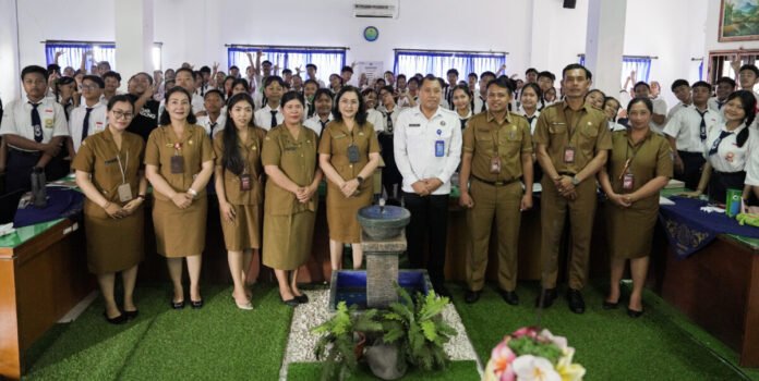 Bunda Anti Narkoba Badung, Nyonya Rasniathi Adi Arnawa menghadiri kegiatan sosialisasi bahaya narkoba di SMP Negeri 2 Kuta Utara, Senin (3/8).