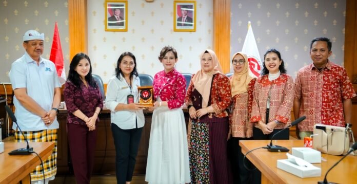 kunjungan kerja sekaligus kegiatan study tiru Dekranasda Kota Semarang ke Kabupaten Badung yang diterima Ketua Dewan Kerajinan Nasional Daerah (Dekranasda) Kabupaten Badung, Rasniathi Adi Arnawa, di Gedung Balai Budaya Giri Nata Mandala, Kompleks Pusat Pemerintahan (Puspem) Badung, Rabu 5 Agustus 2026.