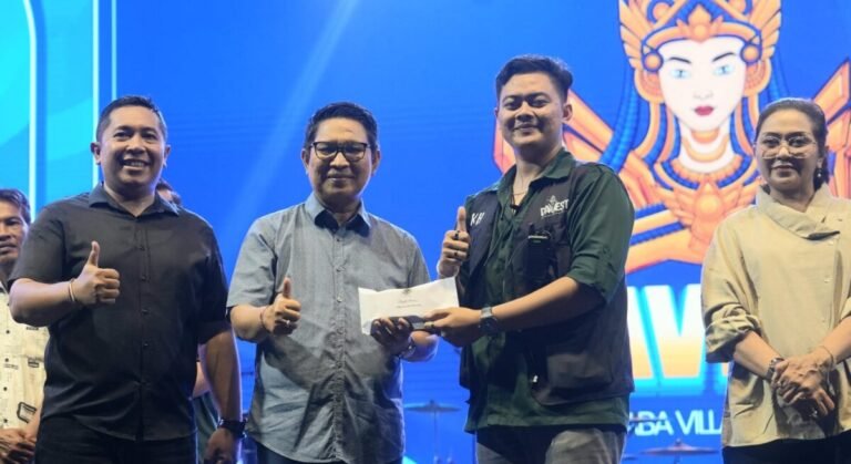 Darmasaba Village Festival (Davest) III Tahun 2026 resmi berakhir setelah Bupati Badung I Wayan Adi Arnawa menutup seluruh rangkaian kegiatan di Lapangan Umum Desa Darmasaba, Kecamatan Abiansemal, Minggu 16 Agustus 2026.