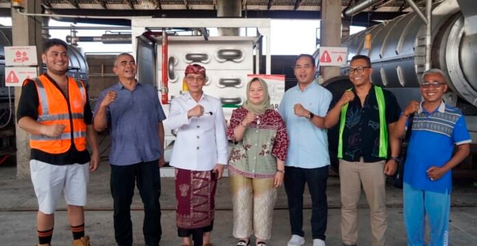 kunjungan kerja Deputi Bidang Koordinasi Kedaulatan Pangan Kementerian Koordinator Bidang Pangan, Dr. Nani Hendiarti, ke Tempat Olah Sampah Setempat (TOSS) Center di Desa Kusamba, Kecamatan Dawan, Sabtu 1 Agustus 2026.