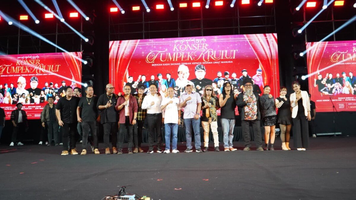 Pemerintah Provinsi Bali memperingati Rahina Tumpek Klurut dengan menggelar konser gratis di Art Center Denpasar dan menyerahkan tali kasih kepada 30 pelajar sebagai wujud Hari Kasih Sayang Bali.