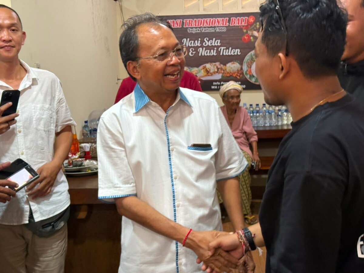 Gubernur Bali Wayan Koster mengajak masyarakat memaknai Tumpek Krulut dengan memperkuat kepedulian melalui gerakan berbagi makanan gratis sekaligus mendukung UMKM lokal Bali.