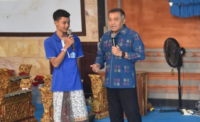 Komisi Pemilihan Umum (KPU) Kabupaten/Kota se-Bali terus memperluas pendidikan demokrasi bagi kalangan pelajar melalui program KPU Goes to School.