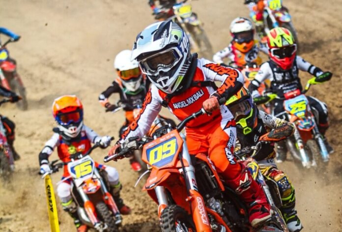 Atlet muda asal Kabupaten Jembrana kembali mengukir prestasi di dunia otomotif nasional. Boy Darmanta, crosser cilik yang dikenal dengan julukan 
