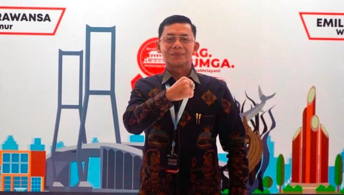 Bupati Klungkung I Made Satria saat mengikuti Rapat Koordinasi Penguatan Integritas dan Pencegahan Korupsi dalam Penyelenggaraan Pemerintahan Daerah di ruang Singhasari, Gedung Negara Grahadi, Kota Surabaya, Selasa 4 Agustus 2026.
