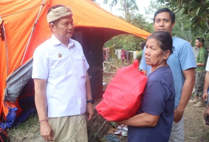 Bupati Jembrana I Made Kembang Hartawan mendatangi rumah warga yang terdampak kebakaran di Banjar Ketiman, Desa Manistutu, Kecamatan Melaya, Kamis 6 Agustus 2026.