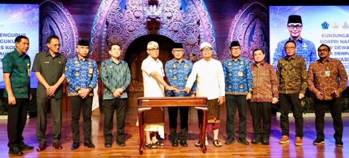 Wali Kota Denpasar, I Gusti Ngurah Jaya Negara saat kegiatan Pengukuhan Pergantian Antar Waktu (PAW) Dewan Pengurus KORPRI Kota Denpasar yang di sasikan Ketua Umum Dewan Pengurus Nasional (DPN) KORPRI, Prof. Dr. Zudan Arif Fahrulloh, Jumat (7/8) yang berlangsung di Ruang Taksu Gedung Dharma Negara Alaya.