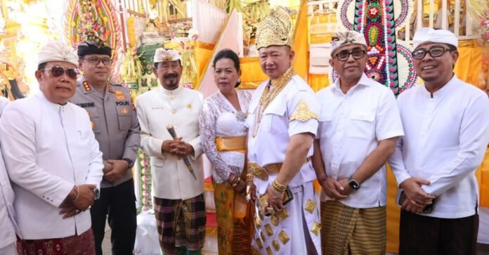 Wali Kota Denpasar I Gusti Ngurah Jaya Negara bersama Wakil Wali Kota Denpasar I Kadek Agus Arya Wibawa menghadiri prosesi Mapurwa Daksina dalam rangkaian Karya Angasti Puja Atma Wedana Maligia Punggel Utama yang berlangsung di Peyadnya Puri Agung Dangin Puri, Jumat 7 Agustus 2026.