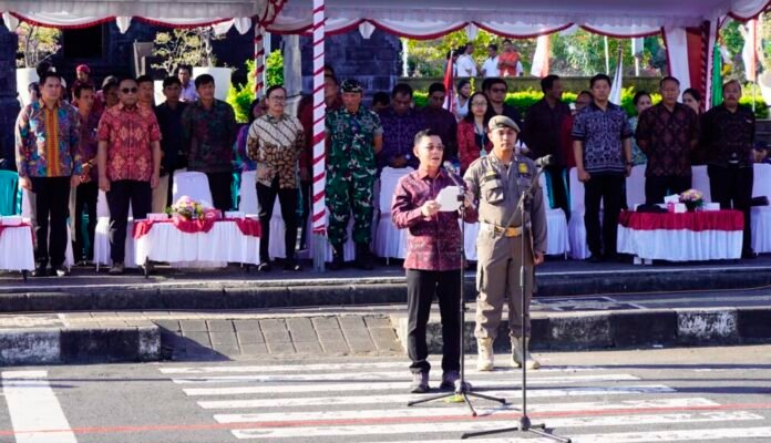 Puluhan anggota Satuan Perlindungan Masyarakat (Satlinmas) dari berbagai desa dan kelurahan di Kabupaten Klungkung menunjukkan kemampuan terbaiknya dalam Lomba Keterampilan Baris-Berbaris (LKBB) Antar-Satlinmas Tingkat Kabupaten Klungkung Tahun 2026.