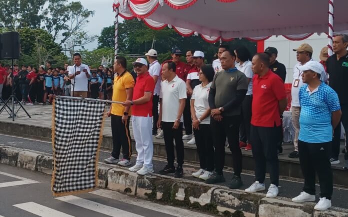 Pemerintah Kabupaten Bangli membuka rangkaian kegiatan peringatan kemerdekaan melalui pelaksanaan jalan santai yang dilepas langsung oleh Wakil Bupati Bangli, I Wayan Diar, Jumat 7 Agustus 2026.