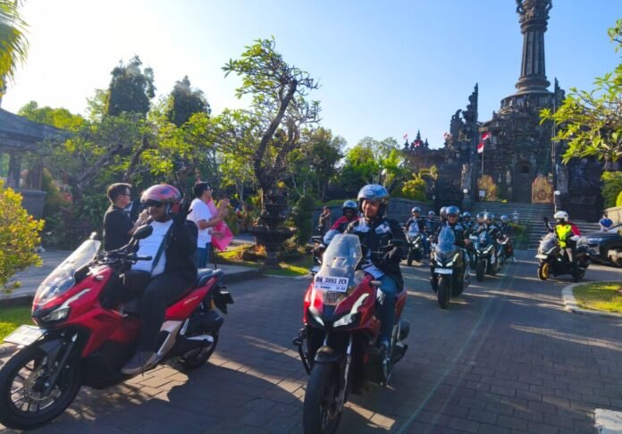 Pengalaman menjelajah Bali menggunakan skutik premium Honda ADV160 dikemas Astra Motor Bali melalui kegiatan Honda ADV160 Jelajah 2 Alam. Agenda touring yang berlangsung 7–8 Agustus 2026 tersebut memadukan eksplorasi destinasi dengan edukasi keselamatan berkendara.