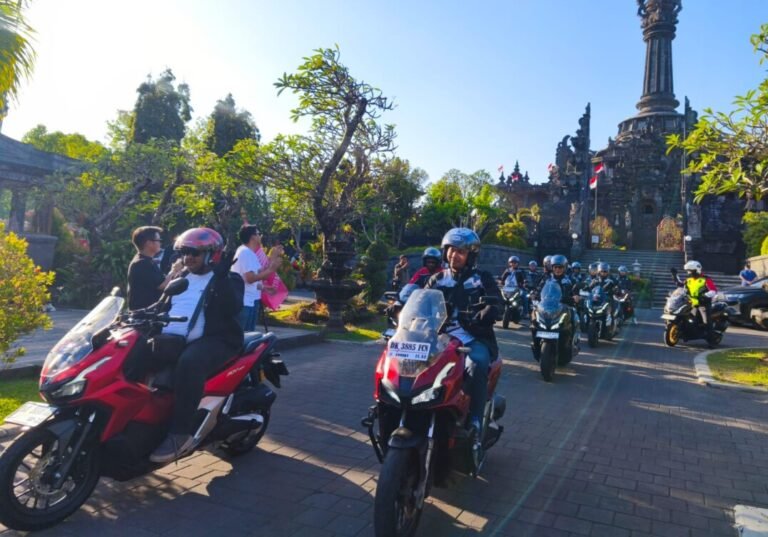Pengalaman menjelajah Bali menggunakan skutik premium Honda ADV160 dikemas Astra Motor Bali melalui kegiatan Honda ADV160 Jelajah 2 Alam. Agenda touring yang berlangsung 7–8 Agustus 2026 tersebut memadukan eksplorasi destinasi dengan edukasi keselamatan berkendara.