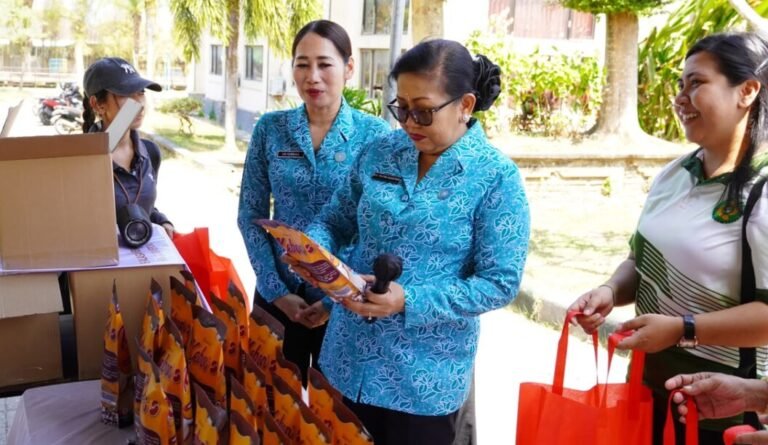 Upaya memperkuat keberadaan pelaku usaha mikro, kecil, dan menengah (UMKM) sekaligus meningkatkan kepedulian sosial kembali dilakukan Tim Penggerak (TP) PKK Provinsi Bali. Kali ini, kegiatan Pasar Rakyat TP PKK Provinsi Bali digelar di Gedung Kesenian Dr. Ir. Soekarno, Jembrana, Jumat 7 Agustus 2026.