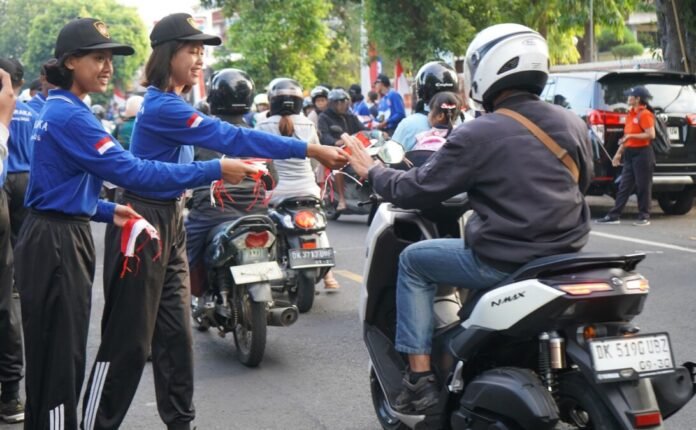 Sebanyak 1.600 bendera Merah Putih dibagikan secara gratis kepada masyarakat di Jalan Ngurah Rai, tepatnya di depan Taman Kota Singaraja, Jumat 7 Agustus 2026.