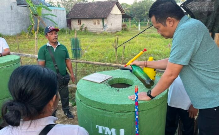 Inisiatif warga Lingkungan Sri Mandala, Kelurahan Dauhwaru, dalam menangani sampah dari lingkungan sendiri mendapat perhatian dari Bupati Jembrana I Made Kembang Hartawan.