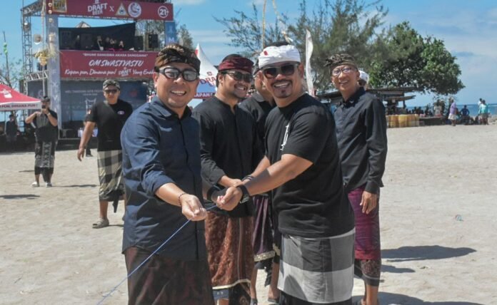 Wakil Walikota Denpasar, I Kadek Agus Arya Wibawa didampingi Wakil Ketua DPRD Kota Denpasar, yang juga selaku Pembina Mel Tanjunung Kite Festival, I Wayan Mariyana Wandhira serta Anggota DPRD Provinsi Bali, AA Gede Agung Suyoga saat membuka Lomba Layang-Layang Mel Tanjung Kite Festival XVII Tahun 2026 dengan menarik layangan di Kawasan Pantai Mertasari, Sanur, Denpasar, Minggu (9/8).