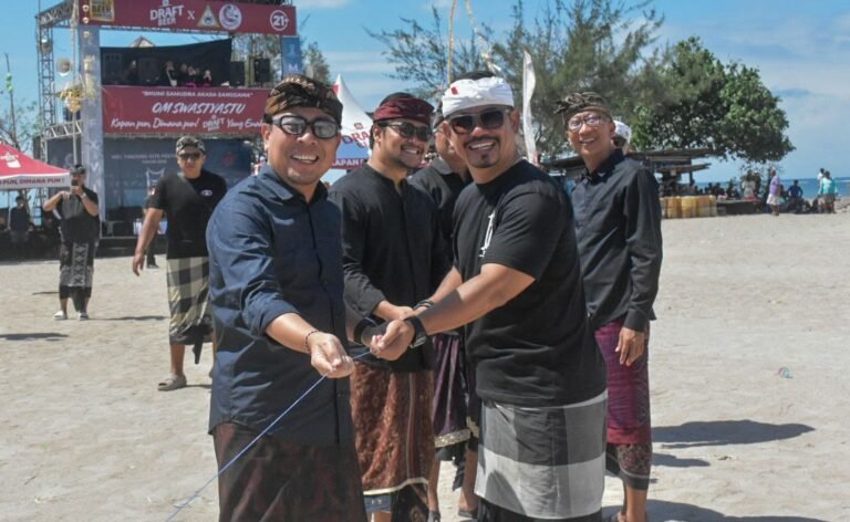 Wakil Walikota Denpasar, I Kadek Agus Arya Wibawa didampingi Wakil Ketua DPRD Kota Denpasar, yang juga selaku Pembina Mel Tanjunung Kite Festival, I Wayan Mariyana Wandhira serta Anggota DPRD Provinsi Bali, AA Gede Agung Suyoga saat membuka Lomba Layang-Layang Mel Tanjung Kite Festival XVII Tahun 2026 dengan menarik layangan di Kawasan Pantai Mertasari, Sanur, Denpasar, Minggu (9/8).