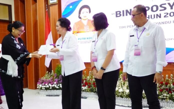 Ketua TP Posyandu Provinsi Bali, Putri Suastini Koster, saat menutup Bina Posyandu X Tahun 2026 di Aula UPTD Bapelkesmas Dinas Kesehatan Provinsi Bali, Kesiman Kertalangu, Rabu 12 Agustus 2026.