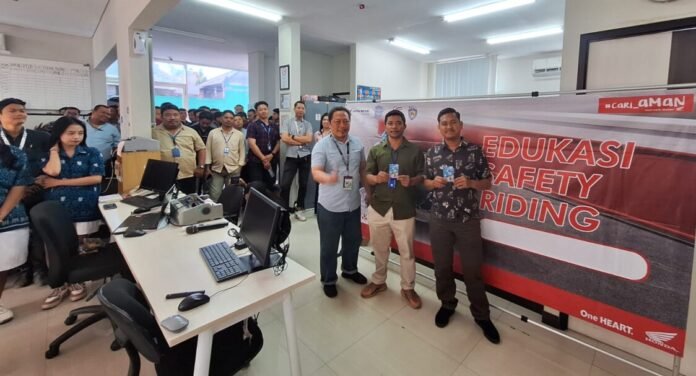 Astra Motor Bali memberikan edukasi Safety Riding #Cari_Aman kepada 69 peserta FIFASTRA Denpasar 2 untuk meningkatkan kesadaran pentingnya mempersiapkan diri, menjaga emosi, dan menggunakan perlengkapan berkendara dengan lengkap. Astra Motor Bali memberikan edukasi Safety Riding #Cari_Aman kepada 69 peserta FIFASTRA Denpasar 2 untuk meningkatkan kesadaran pentingnya mempersiapkan diri, menjaga emosi, dan menggunakan perlengkapan berkendara dengan lengkap.