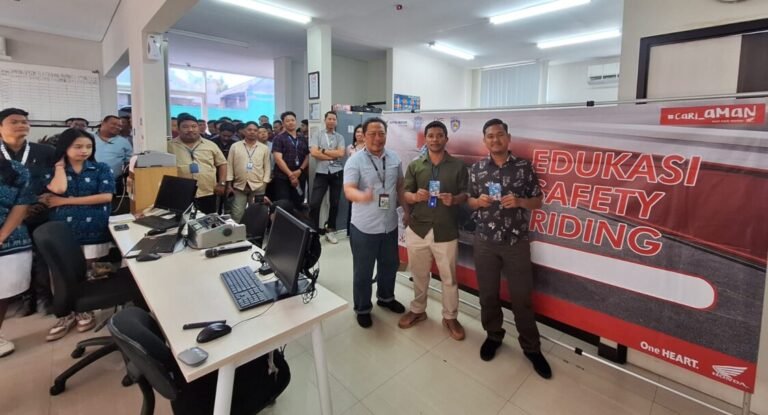 Astra Motor Bali memberikan edukasi Safety Riding #Cari_Aman kepada 69 peserta FIFASTRA Denpasar 2 untuk meningkatkan kesadaran pentingnya mempersiapkan diri, menjaga emosi, dan menggunakan perlengkapan berkendara dengan lengkap.