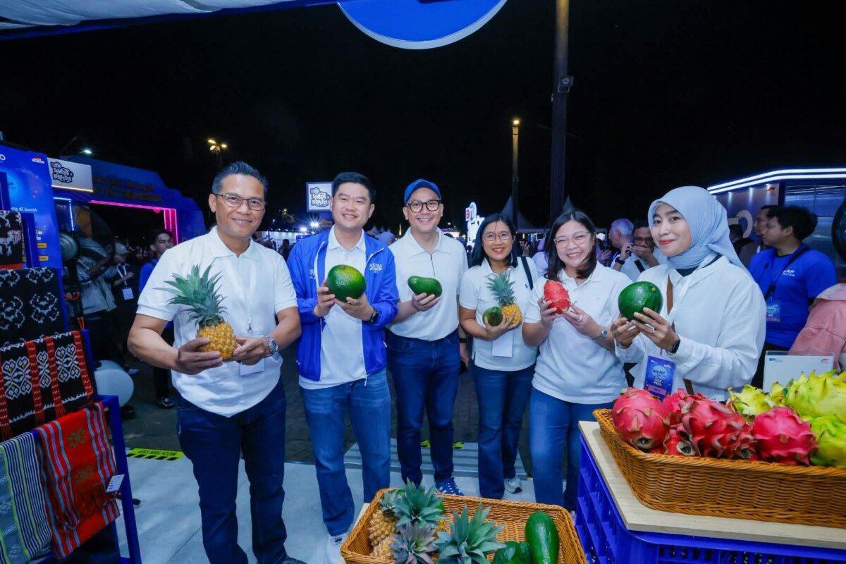 Astra menghadirkan booth Desa Sejahtera Astra (DSA) yang menampilkan beragam produk Usaha Mikro, Kecil, dan Menengah (UMKM) binaan untuk para pengunjung Alun Alun Astra.