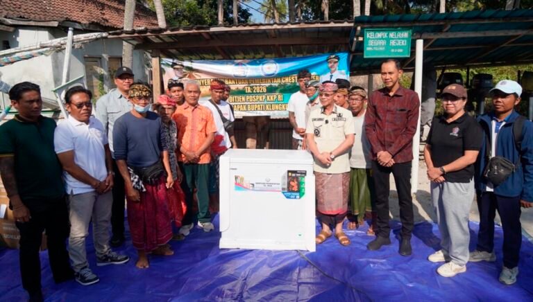 Bupati Klungkung I Made Satria didampingi Wakil Bupati Klungkung Tjokorda Gde Surya Putra menyerahkan bantuan satu unit chest freezer kepada Kelompok Usaha Bersama (KUB) Segara Rejeki di Sekretariat KUB Segara Rejeki, Dusun Telaga, Desa Kutampi Kaler, Kecamatan Nusa Penida, Selasa 18 Agustus 2026