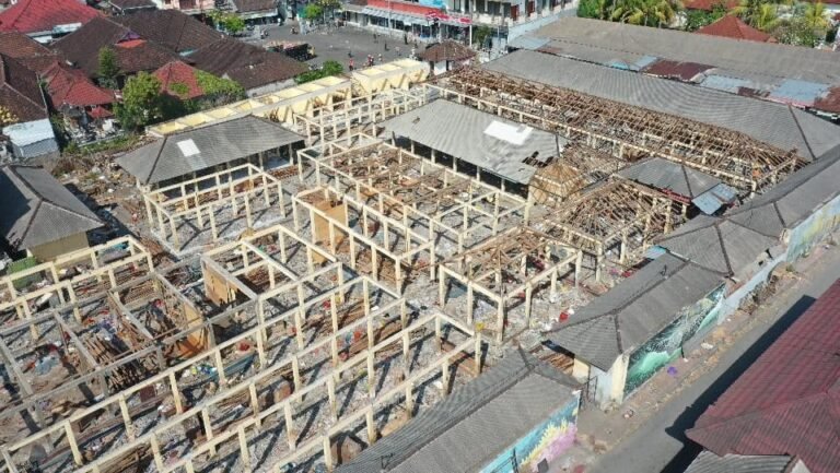 Bupati Klungkung I Made Satria saat meninjau langsung proses relokasi pedagang sekaligus mengecek kesiapan TPS Pasar Mentigi, Selasa 18 Agustus 2026.