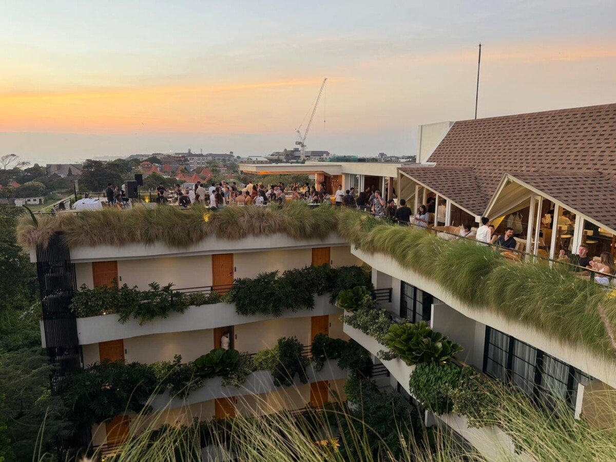 ZIN Canggu Resort & Villas resmi membuka Heven & Sin pada Selasa 18 Agustus 2026. Dua konsep rooftop terbaru ini hadir membawa pengalaman berbeda bagi pengunjung, mulai dari sarapan dengan panorama pagi hingga menikmati matahari terbenam dan suasana malam di kawasan Canggu, Bali.