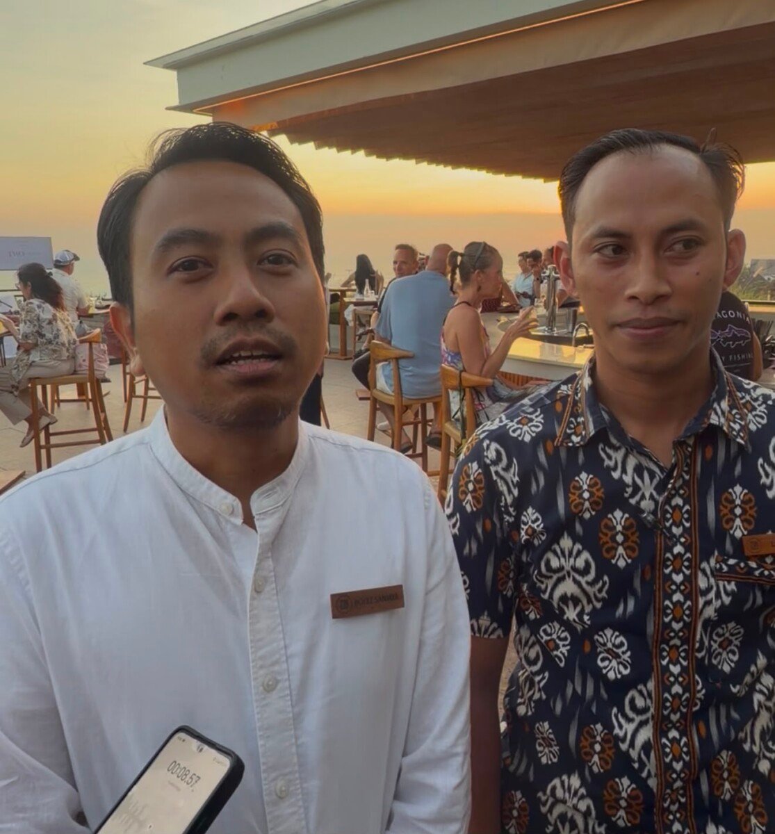 General Manager ZIN Canggu Resort & Villas, Boyke Sanjaya didampingi Restaurant and Bar Manager Heven & Sin Bar, I Putu Laksana