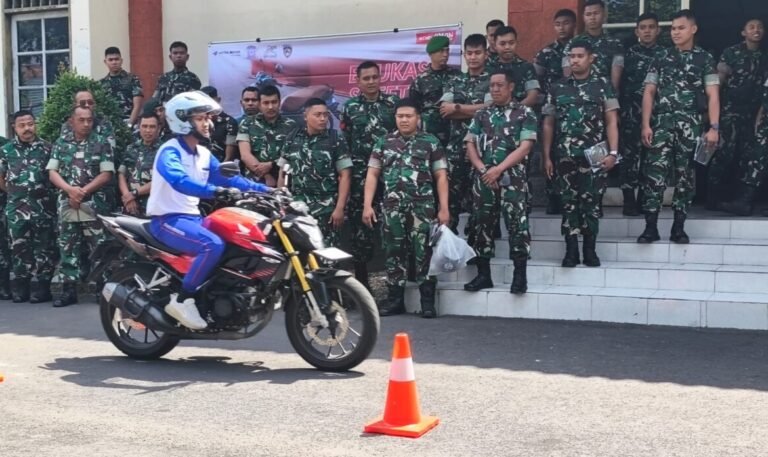 Sebanyak 114 prajurit TNI AD dari wilayah Se-Garnisun Denpasar mendapat pembekalan keselamatan berkendara melalui kegiatan Sosialisasi Berkendara & Etika Berlalulintas Prajurit Kodam IX/Udayana SE-Garnisun Denpasar 2026, Kamis 20 Agustus 2026.