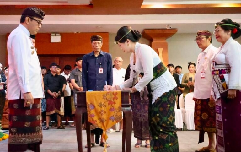 Wali Kota Denpasar, I Gusti Ngurah Jaya Negara saat melantik dan mengambil sumpah jabatan 81 pejabat struktural yang terdiri atas Pejabat Pimpinan Tinggi Pratama, Pejabat Administrator, dan Pejabat Pengawas di lingkungan Pemerintah Kota Denpasar di Graha Sewaka Dharma Kota Denpasar, Kamis (20/8/2026).